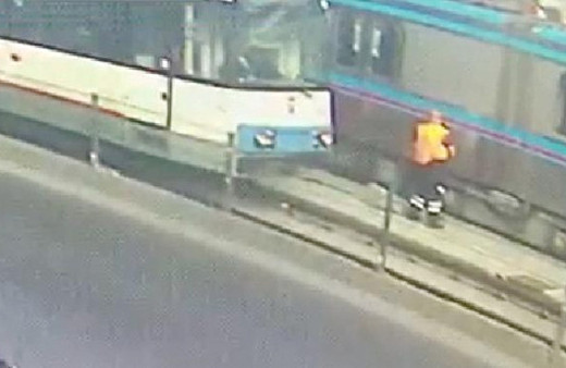 Sultangazi'de temizlik işçisine iki tramvay birden çarptı