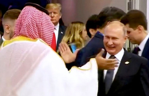 Putin ve Selman'dan samimi selamlaşma! İşte zirveye damga vuran kare