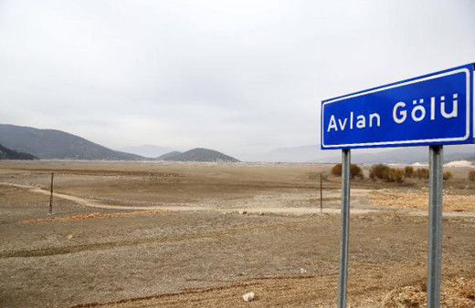 Gölün adı var kendisi yok! Kurudu