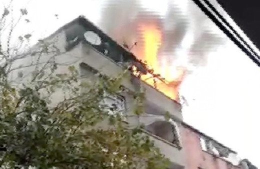 Bağcılar'da 4 katlı binanın çatısı alev alev yandı