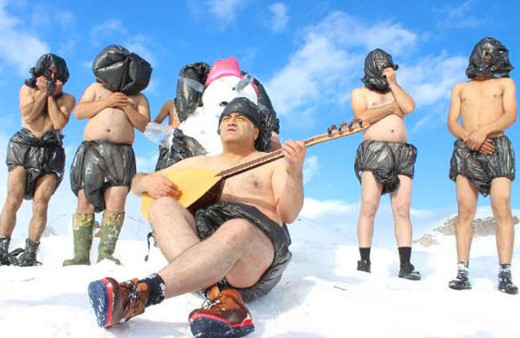 Marketlerde poşet yasağına kar üstünde çıplak çıplak türkü ile destek