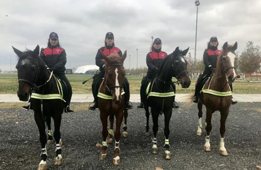 Kadın atlı polisler ilk devriyelerindeler güvenlik onlardan sorulur