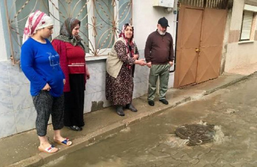 Turgutlu'da rögarlar tıkandı: Evleri su bastı!