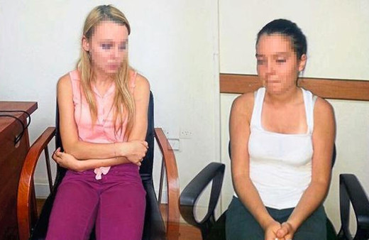 Annelerini bıçaklayan iki kız kardeş için flaş karar