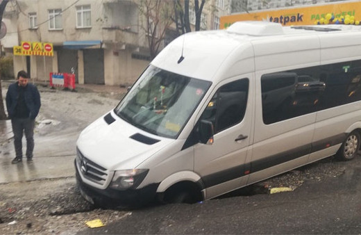Esenyurt'ta yol çöktü servis içine düştü yaralılar var