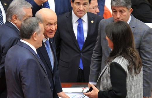 Meclis'te sıcak temas MHP lideri Bahçeli ile HDP'li Buldan...