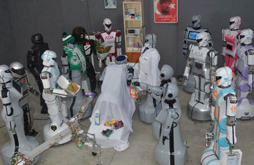 Parçalanan Mini Ada'ya hasta ziyaretinde etli ekmek hediyesi