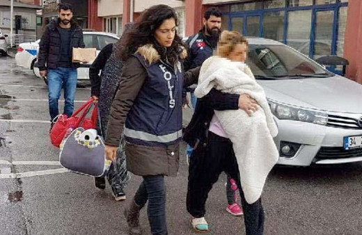 3 kilo altını bebek arabasına koyup kaçan 2 kadın yakalandı