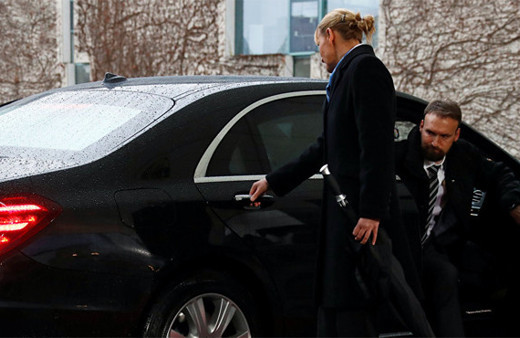 İngiltere Başbakanı May aracında kilitli kaldı