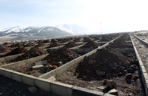 Ölüsüz 600 mezar kazdılar Erzurum’da mezar hazırlığı 