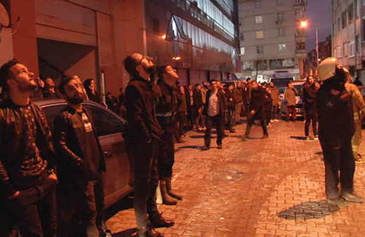 Çatıya çıkıp intihara kalkıştı: Yüzlerce meraklı film gibi izledi!