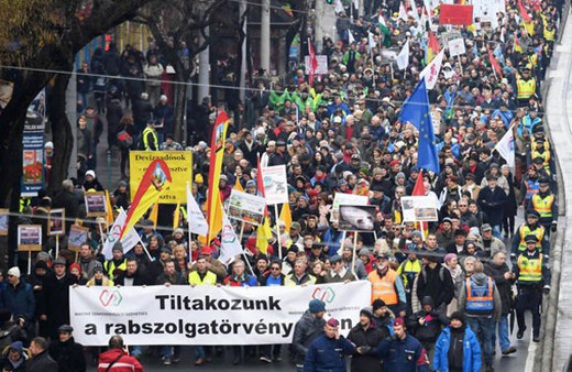 Mesai süresi 400 saate çıkartıldı halk sokağa döküldü