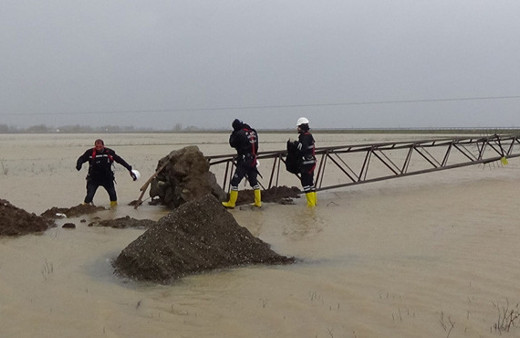 Muş'ta fırtına elektrik direklerini devirdi