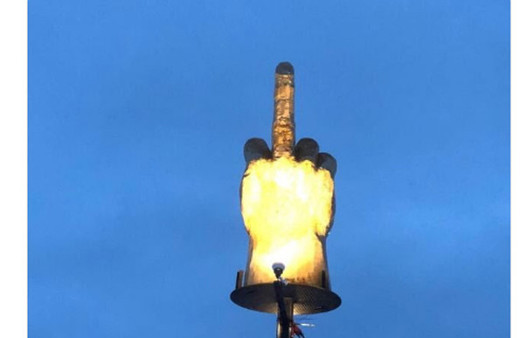 Yöneticiler için 'orta parmak' dikti intikamda masraftan kaçınmadı