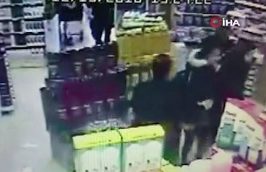 Markette çarpışan kadınlar saç başa böyle kavga etti