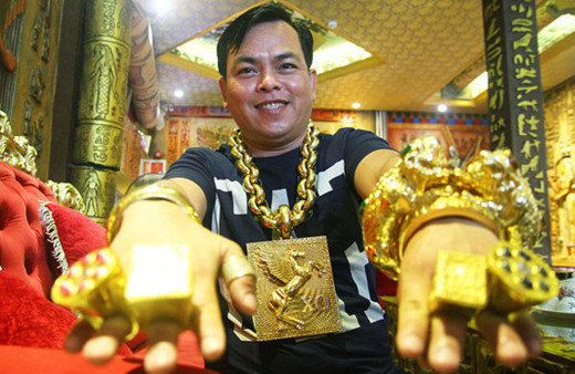 Sokağa çıkarken 13 kilo altın takıyor! Tran Ngoc Phu 5 korumayla dolaşıyor