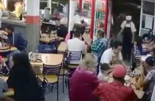 Restorandaki bütün müşterileri gasp ettiler