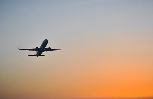 Yolcu uçağı insan kalbi için yarı yoldan döndü