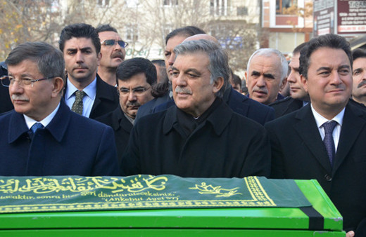 Abdullah Gül Ahmet Davutoğlu ve Ali Babacan cenazede bir araya geldi