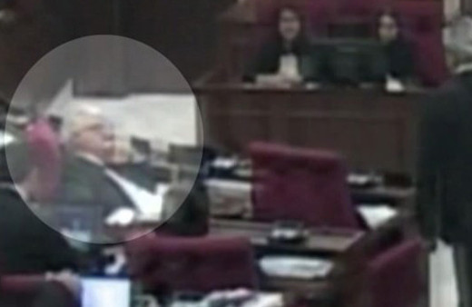 KKTC Meclisi'nde ilginç anlar! Kürsüye çıkan vekile öpücük attı!