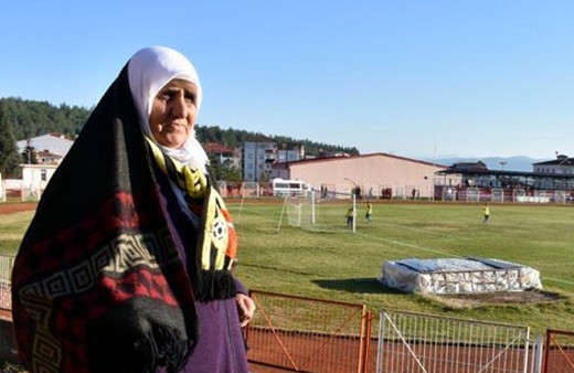 71 yaşında futbola aşık nine