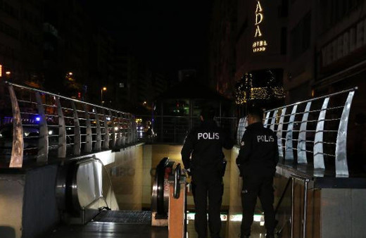 Osmanbey metro durağında bir kişi raylara atladı