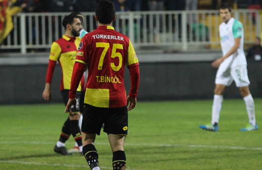 Görenler şaşırdı! Yırtık çorap modasına Göztepeli isim de katıldı