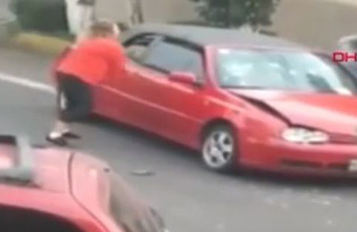 Öfkeli kadın sürücü öyle bir şey yaptı ki görenler şoke oldu!