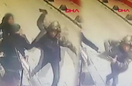 Taksim'de kafede oturan adamın cep telefonunu böyle çaldı