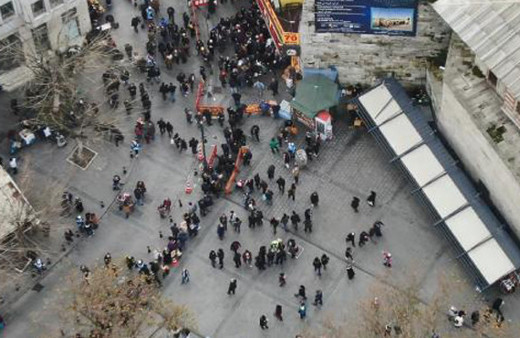 Yüzlerce metrelik 'umut kuyruğu' havadan görüntülendi