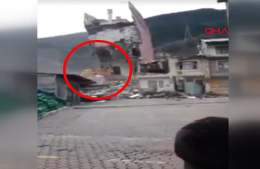 Yıkımı yapılan bina iş makinesinin üzerine çöktü