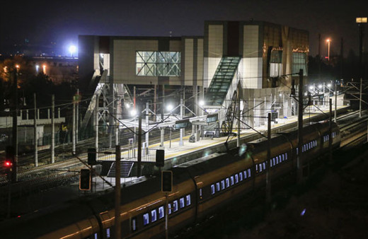 Yüksek Hızlı Tren kazasının yapıldığı istasyondan ilk trenler geçti