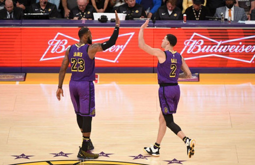 LA Lakers kazandı iki oyuncu 'triple double' yaptı