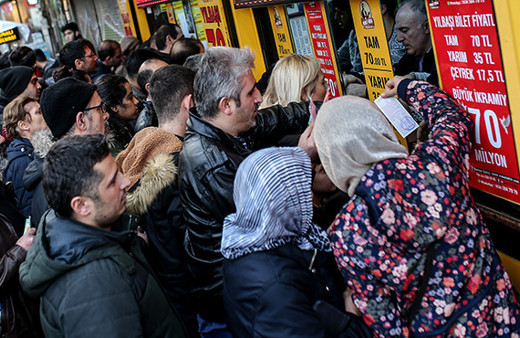 Milli Piyango bileti kuyruğunda izdiham 