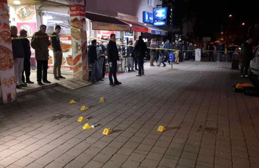 Kahvehane önündeki tartışmada baba-oğul vuruldu