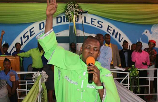 Kendisini Peygamber ilan eden adam önüne gelenden 30 euro alıyor