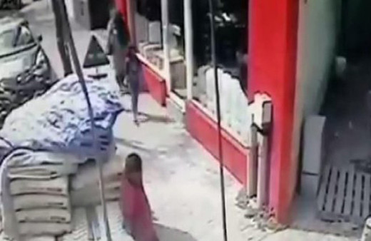 Kaldırımda yürüyen çocuğun başına çimento torbası düştü