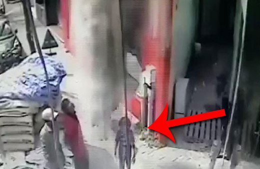 İnanılmaz olay! Kaldırımda yürürken kafasına çimento torbası düştü