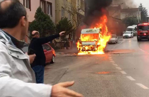 Alev alan minibüse ilk müdahale yaşlı kadından geldi! 