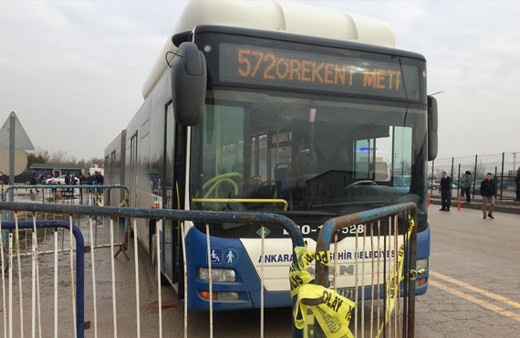 Sincan Cezaevi önünde dehşet! Otobüs gazi ve avutların arasına daldı