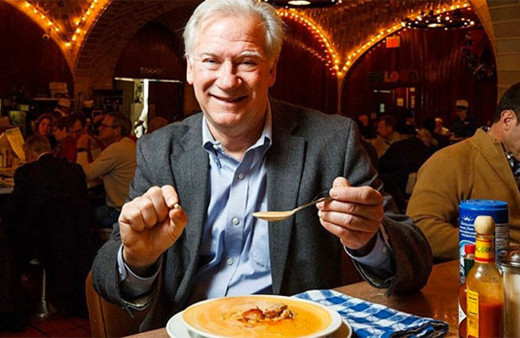 Sipariş ettiği yemeğin içinden binlerce dolarlık nadide bir mücevher çıktı