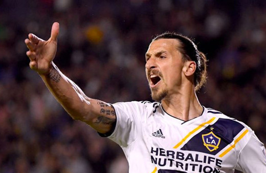 Los Angeles Galaxy, Ibrahimovic'in sözleşmesini bir yıl uzattı