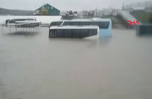 Arnavutköy'de onlarca araç su altında kaldı