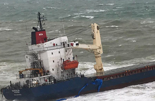 Şile'de kargo gemisi karaya oturdu! Kurtarılan mürettebatın bavuluna dikkat