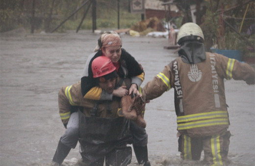 Yağmur hayatı felç etti! Sarıyer'de dere taştı, evleri su bastı