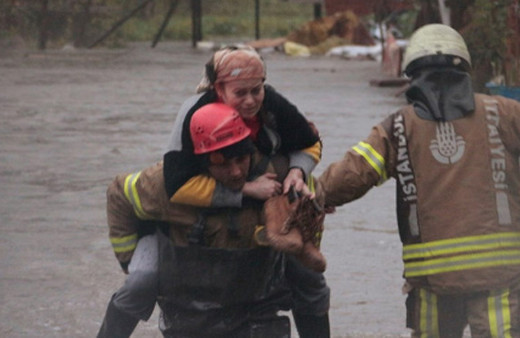 Yağmur hayatı felç etti! Sarıyer'de dere taştı, evleri su bastı