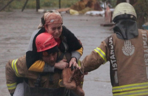 Sarıyer’de dere taştı evleri su bastı! İşte selden kareler