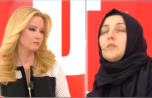 Müge Anlı'da acılı anne Zeynep Gürbüz canlı yayında bayıldı! Kızı eve dönecek mi?