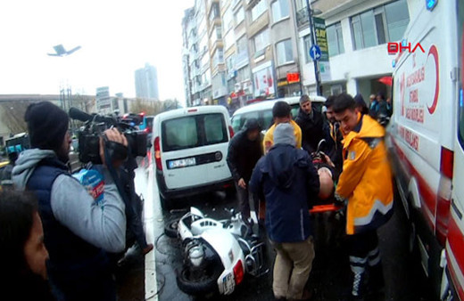 Şişli'de motosiklet otomobile çarptı: 1 yaralı