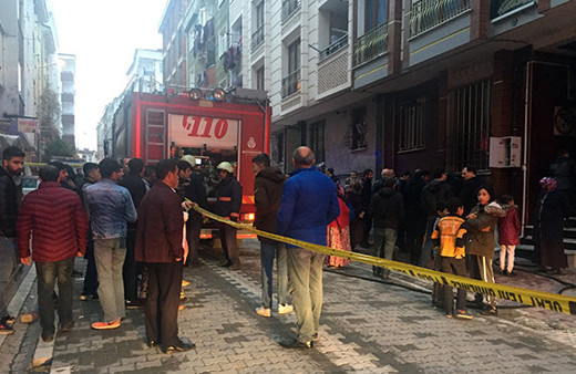 5 katlı binada dehşet anları: Bebeğini aşağı atacaktı!